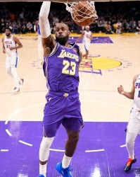开云官网-詹姆斯17+10创NBA历史第1神迹，湖人逆转76人！里夫斯35+6创纪录